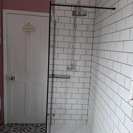 Salisbury - Free Parking بيت ضيافة