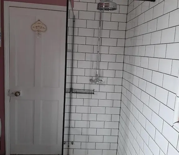 Salisbury - Free Parking Guest house